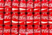 Gestapelte Cola-Dosen Gestapelte Cola-Dosen